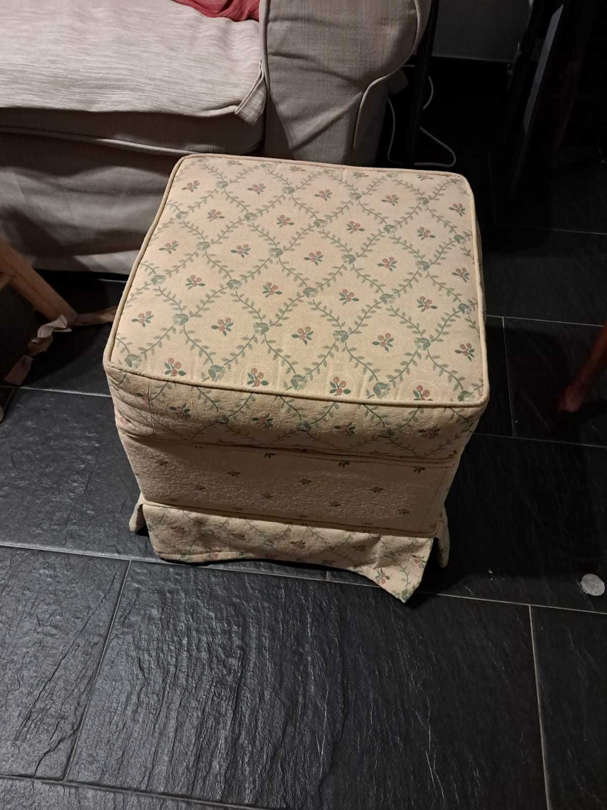 Poltrona e banco em tecido