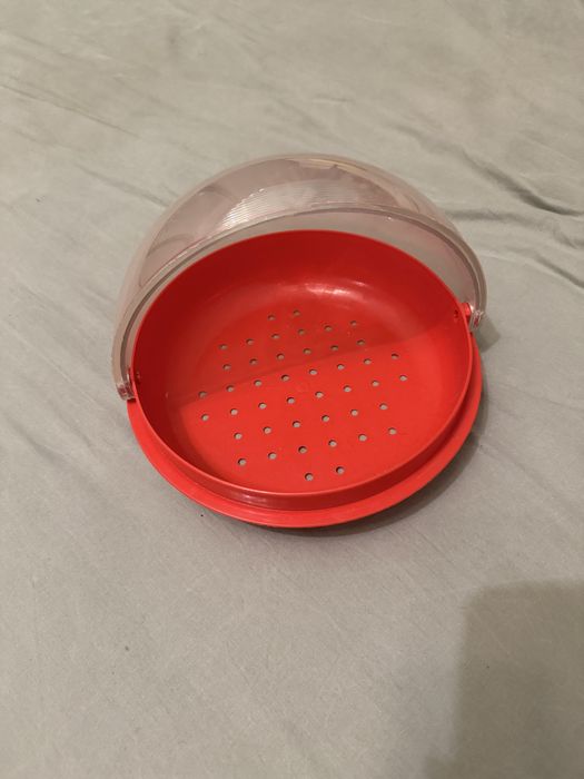Oddam za darmo dziwny vintage plastkiowy pojemnik czerwony uszkodzony
