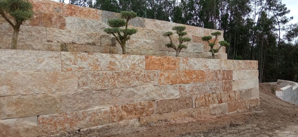 Muros decorativos em pedra Rústica e suporte de terra
