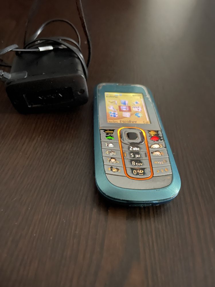Telemovel Nokia 2600 com carregador original