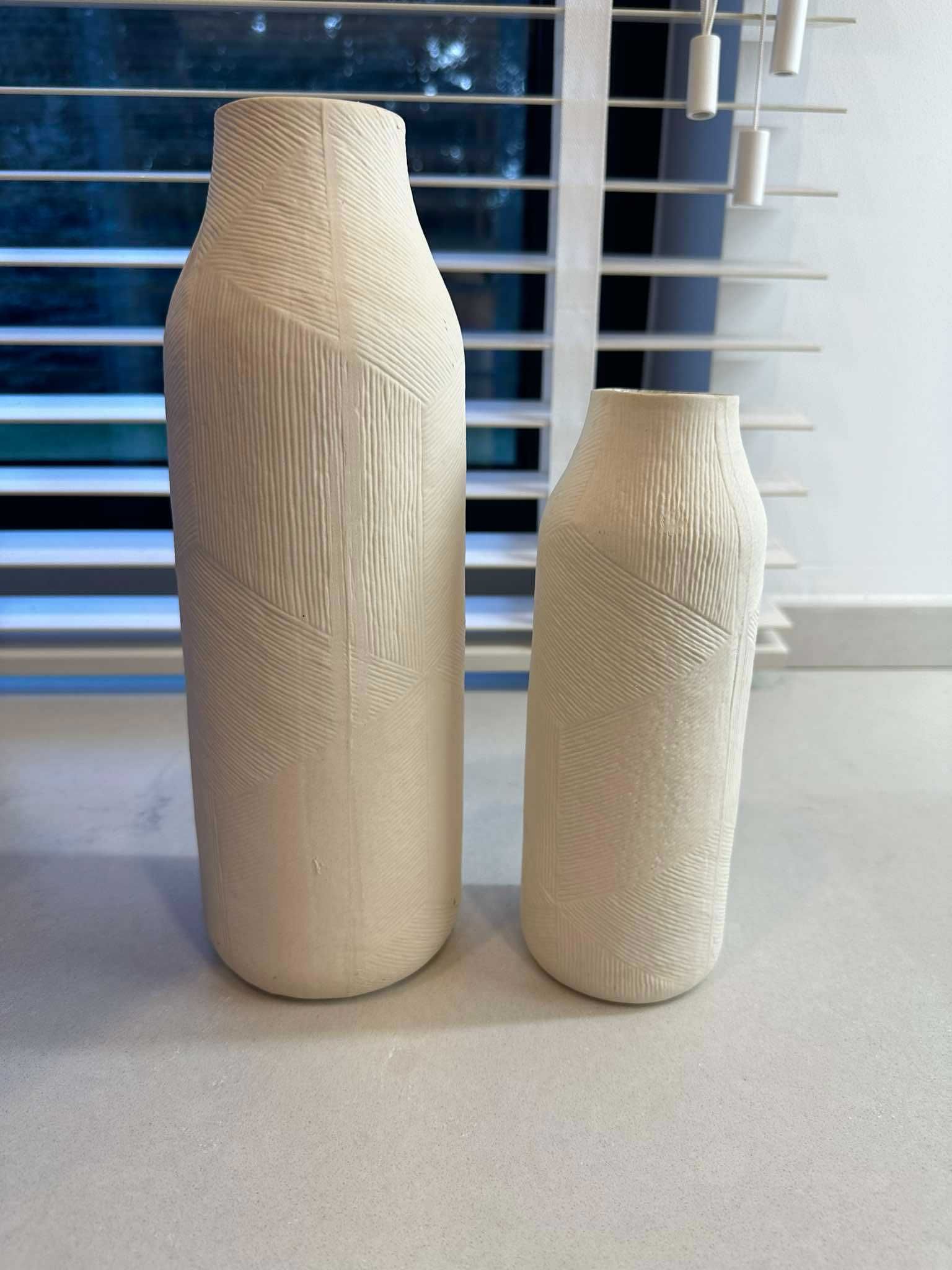 Komplet 2 ceramicznych wazonów z wypukłym wzorem - zara home
