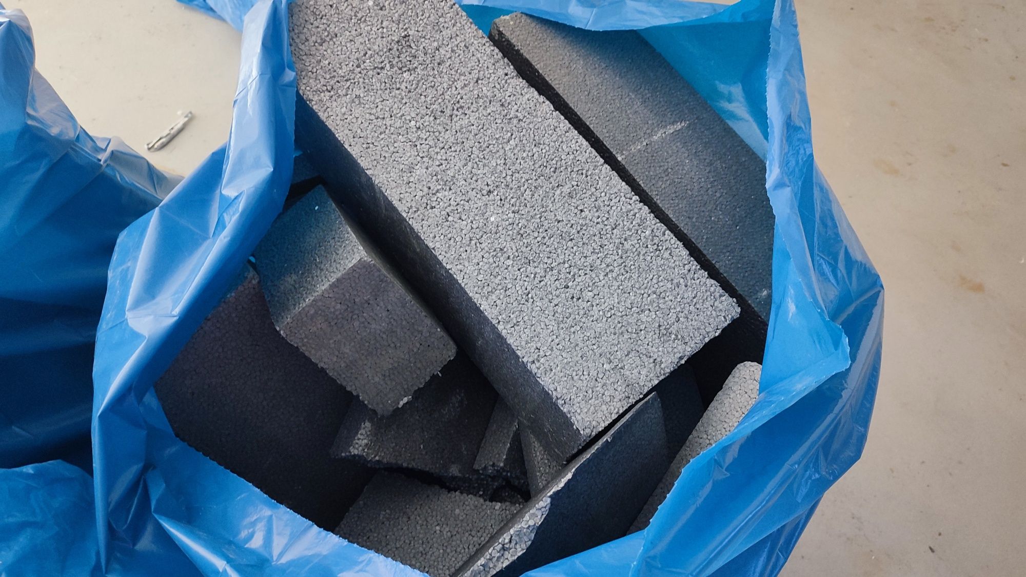 Styropian – pozostałości po elewacji i posadzkach