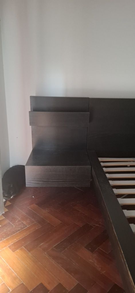 Cama casal Malm Ikea preta, com 2 mesas de cabeceira