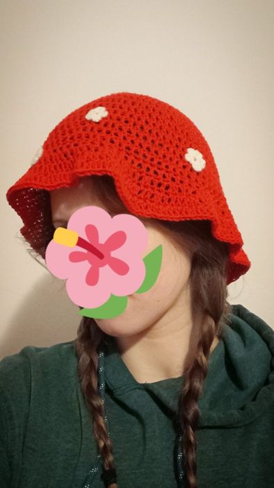 Czerwony Bucket hat w kwiatki, handmade na szydełku