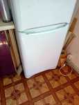 Sprzedam lodówka Indesit uszkodzona bez półek !!
