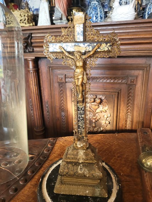 Zabytkowy krzyż pod szklaną kopułą klosz pasyjka