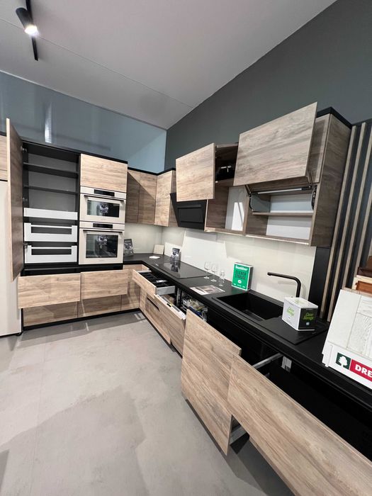 Meble kuchenne z ekspozycji sprzedam-płyta laminowana,okucia Blum