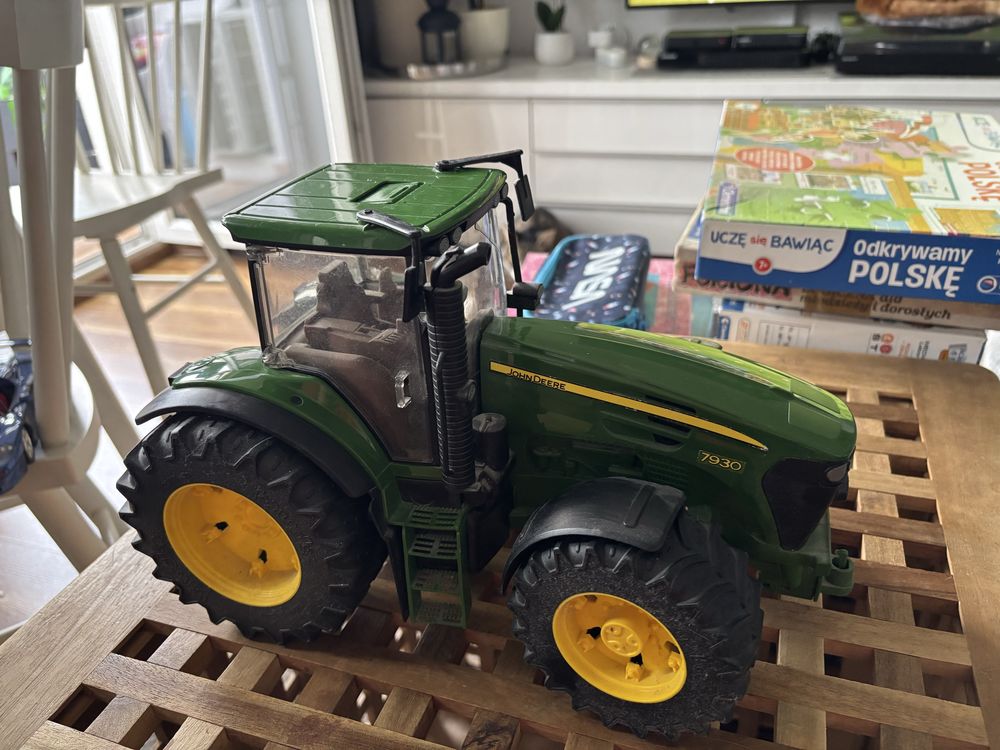 BRUDER - Duzy traktor John Deere 7930