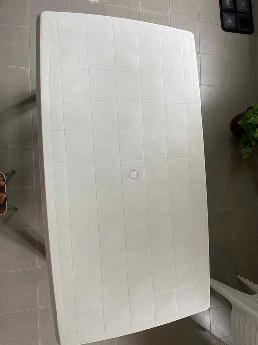 Conjunto de mesa e 6 cadeiras em plástico branco – ideal para exterior