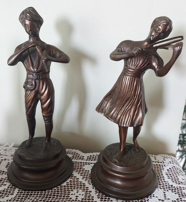 Figura z brązu, grajek lub skrzypaczka