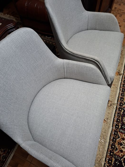 2 cadeirões cinzentos