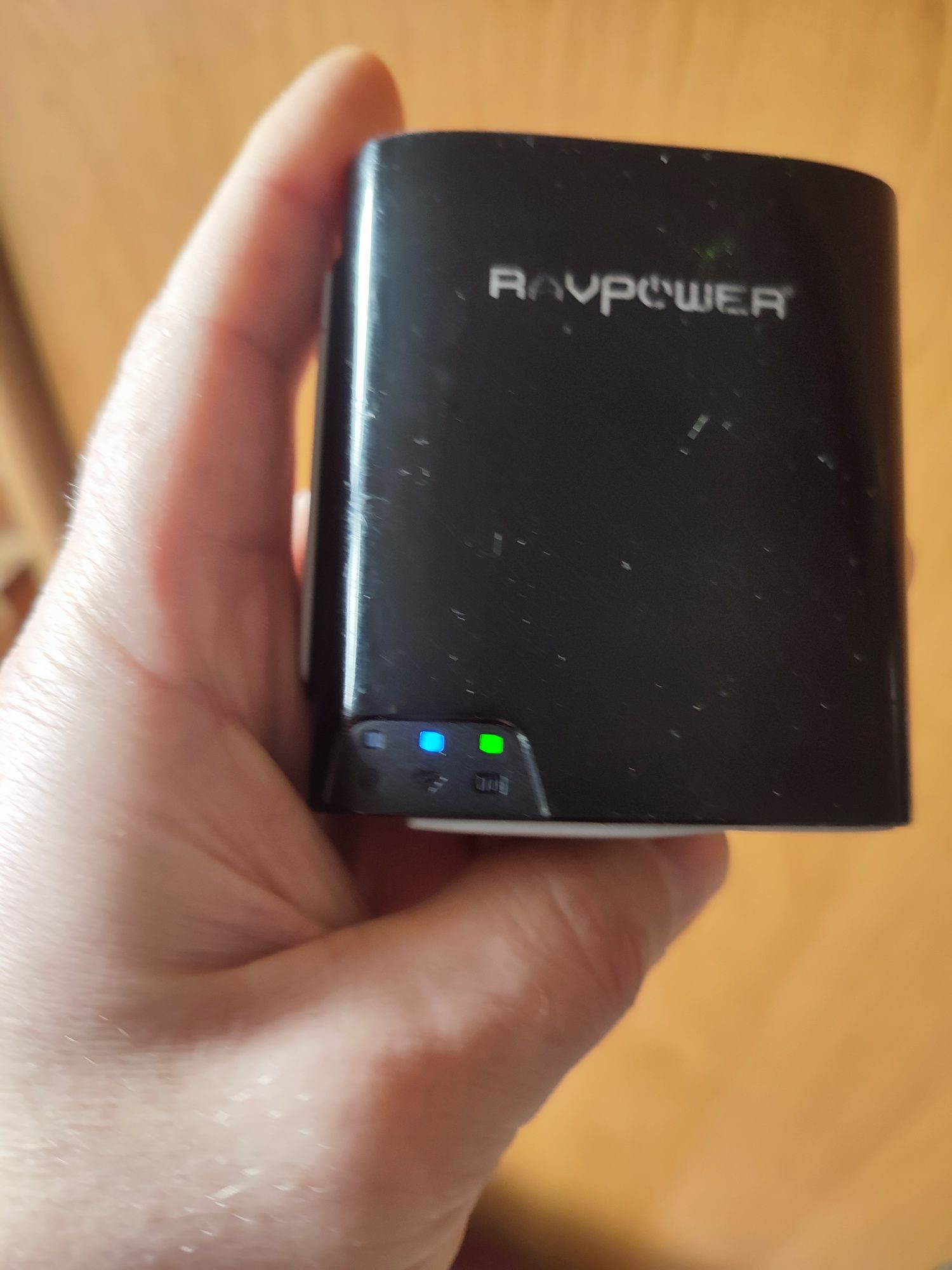 Повербанк и WiFi роутер RavPower RP-WD02