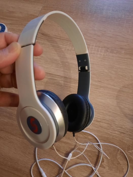 Słuchawki przewodowe składane.