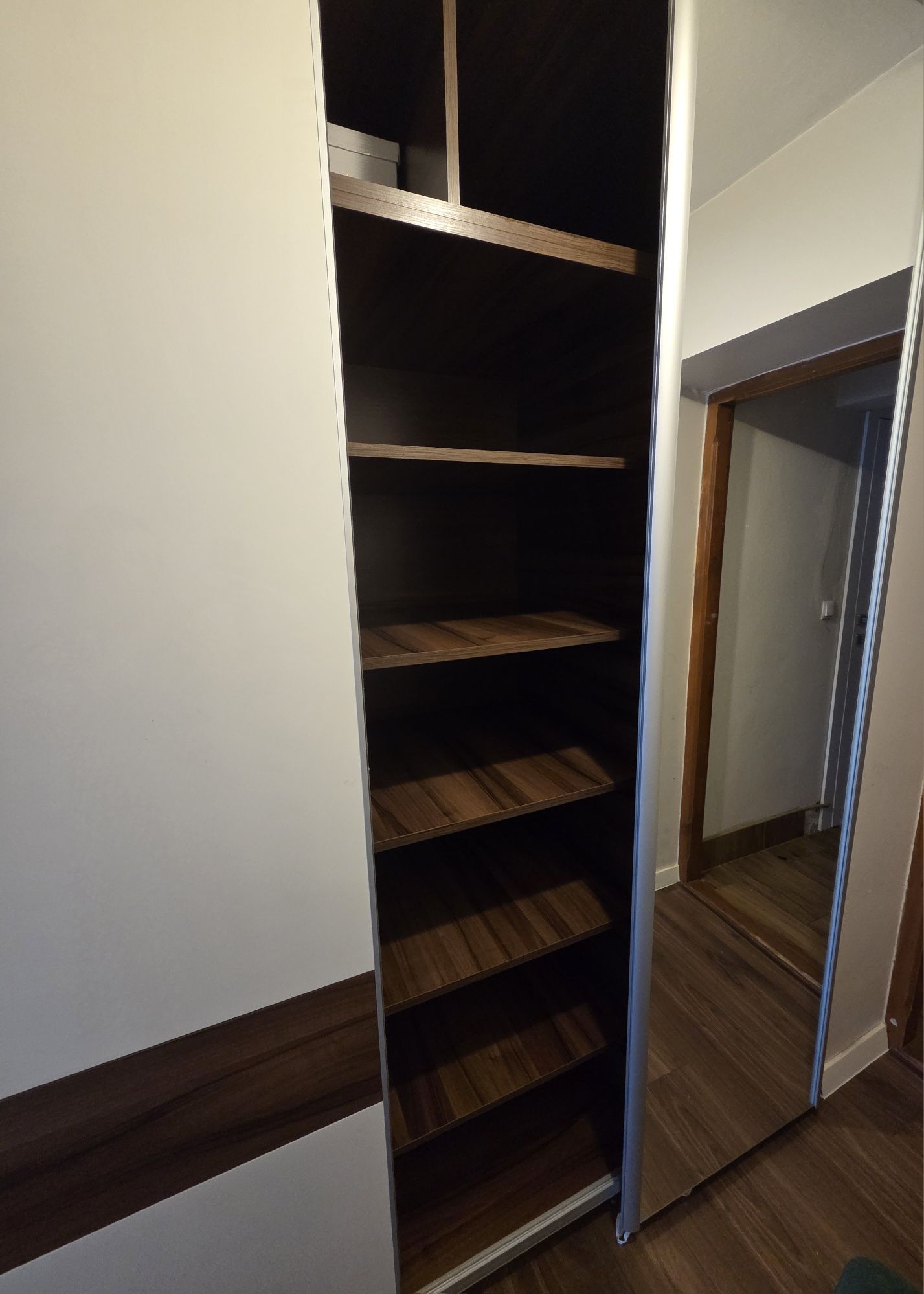 Duża pojemna  szafa do przedpokoju