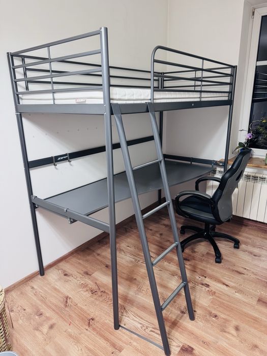 Łóżko piętrowe IKEA Svarta z biurkiem i materacem
