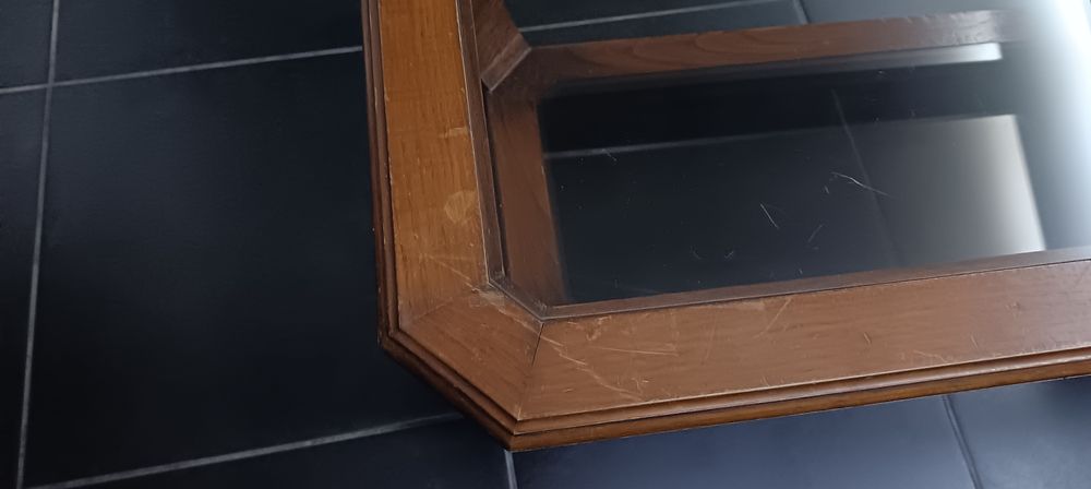 Mesa de sala de madeira e vidro usada.
Com marca de uso, mas em estado