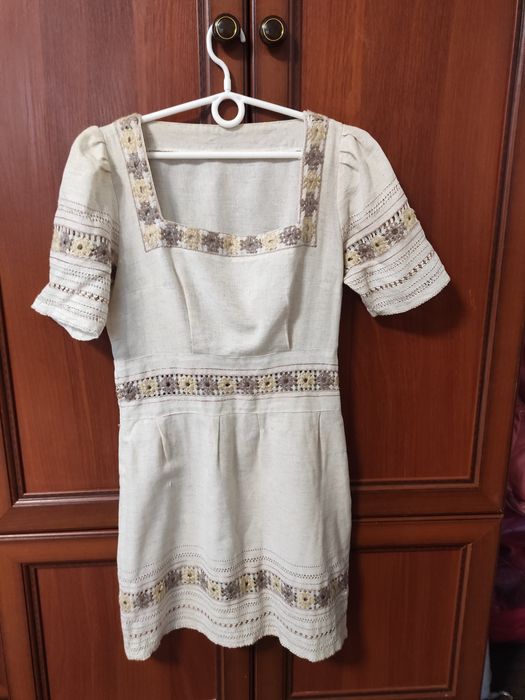 Сорочка дитяча на 5-6 років. Плаття жіноче 38р. Рушники низинкою.