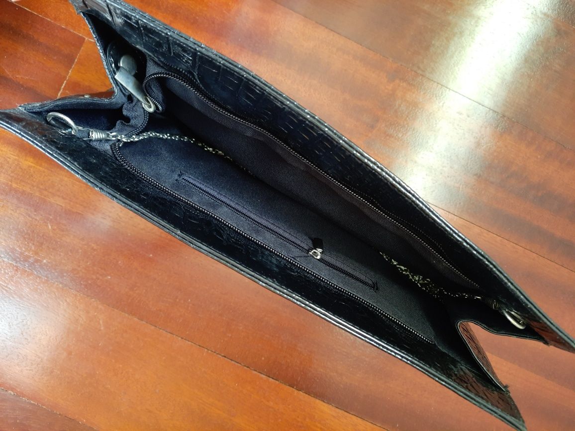 Mala preta com brilhantes tipo clutch