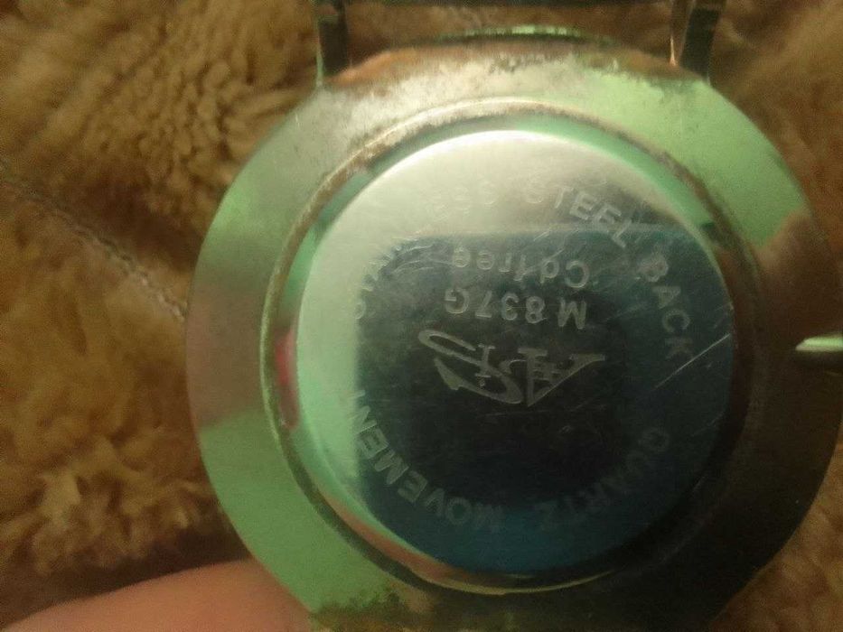 Продаю 2 наручных часов в нерабочем состоянии