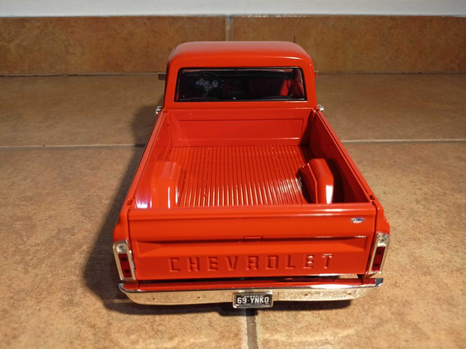 Chevrolet C10 Yenko 1969 model w skali 1:18 ACME/otwierane elementy