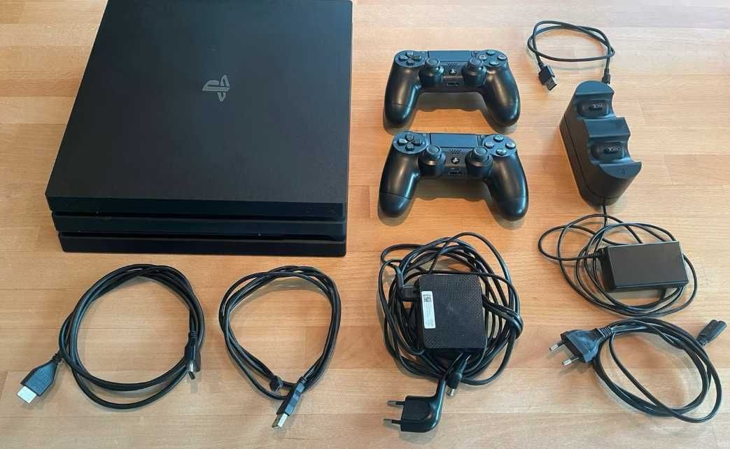 Konsola playstation 4 pro z dwoma padami i stacją do ładowania