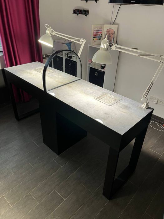 Мвнікюрний стіл