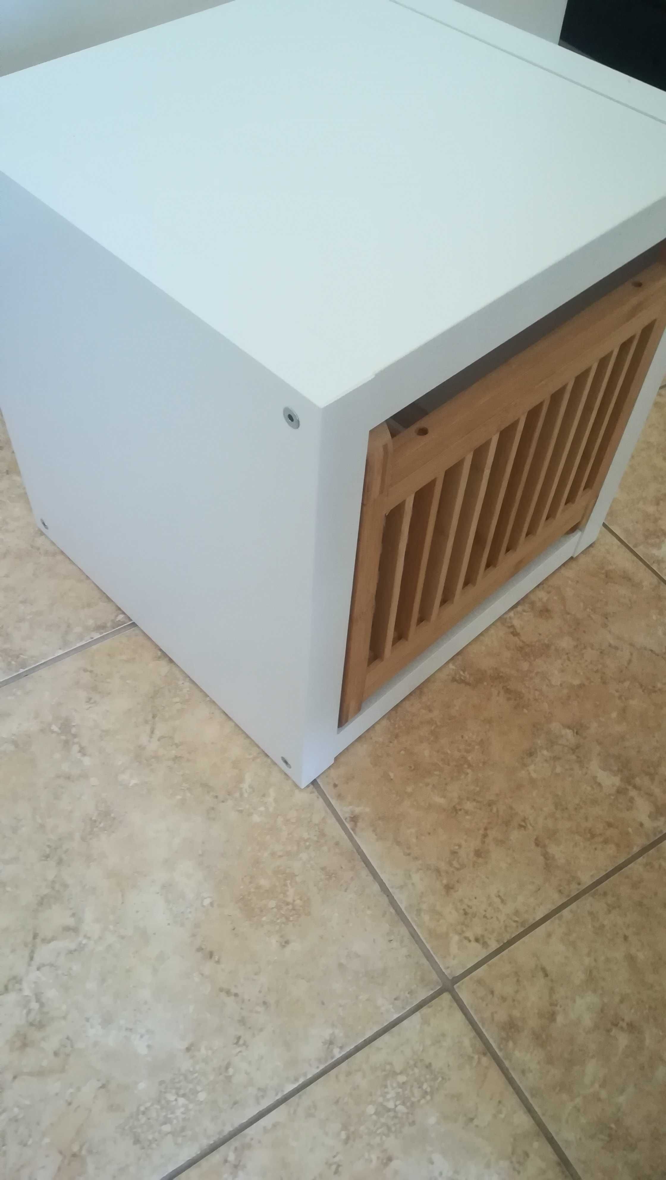 Mesa de apoio constituída por dois elementos branco /bamboo.
