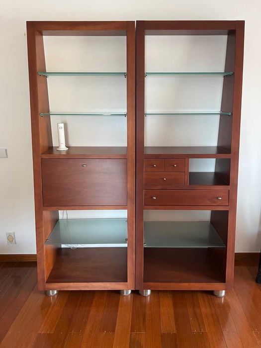 Estantes verticais em madeira de cerejeira