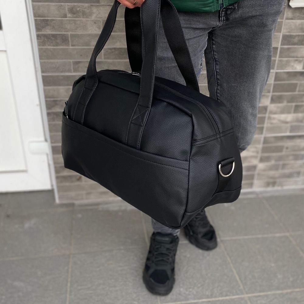 Спортивна дорожня чорна сумка через плече екошкіра універсальна