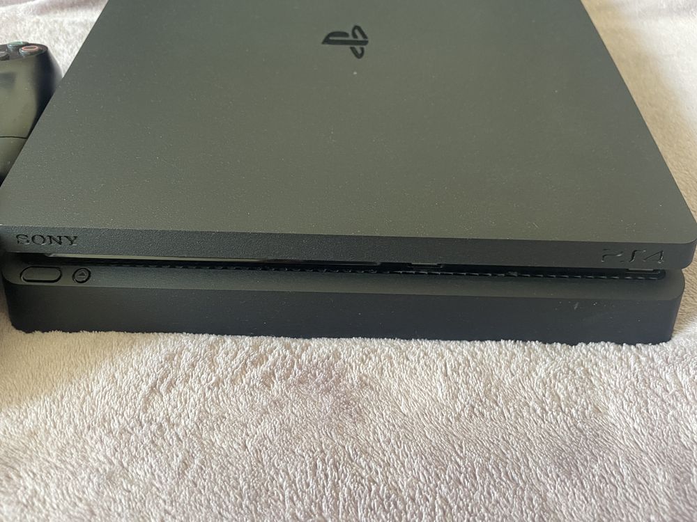 ps4 slim 1tb + 2 pady + gry