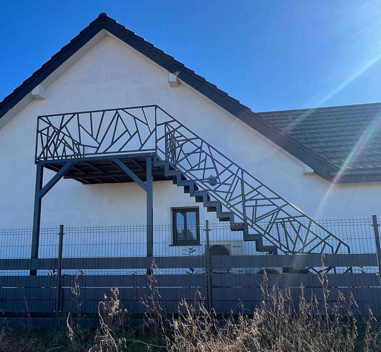 Schody zewnętrzne taras spocznik balustrada deska kompozytowa ocynk