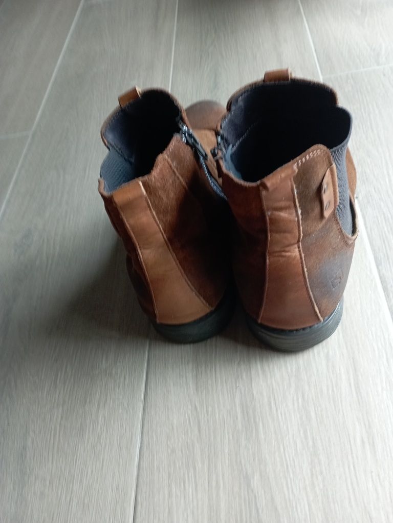 Vendo botas homem castanho camurça, em muito bom estado