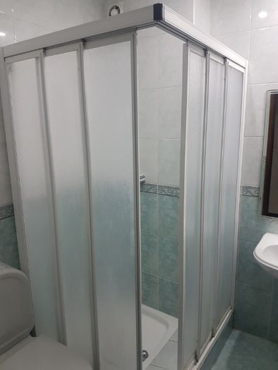Lavatório de coluna e resguardo de poliban e Azulejos