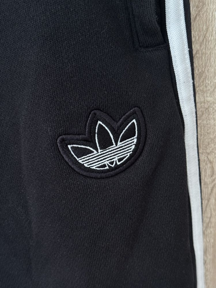 Dresy Adidas M spodnie dresowe czarne logowane suwaki modne hit