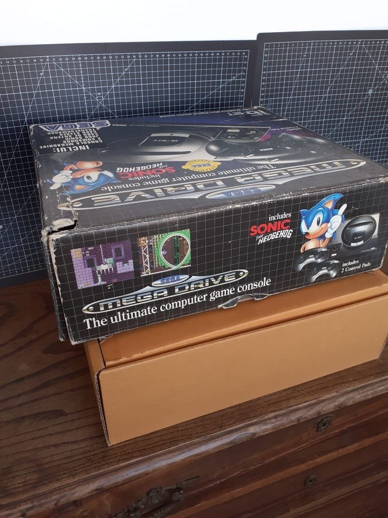 Sega Megadrive. Na caixa com 2 comandos, cabo rt e sonic