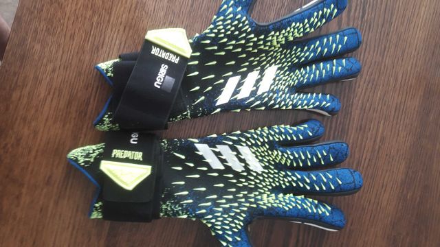 Rękawice bramkarskie Adidas Predator    SALVATORE SIRIGU