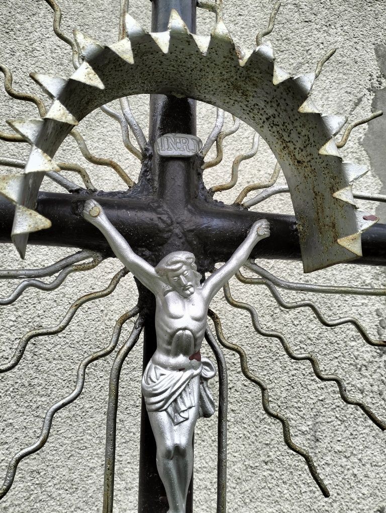 Stary Krzyż metalowy kuty Pan Jezus kapliczka nagrobny krucyfiks PRL