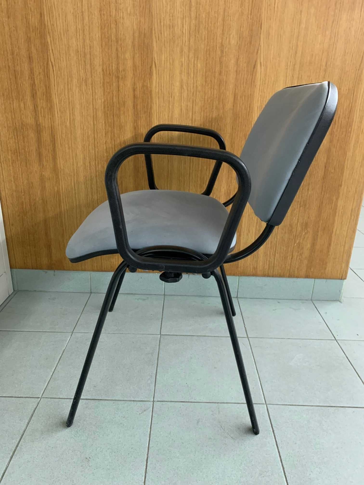 Cadeira de escritório com braços cinza