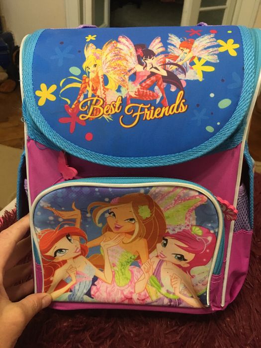 Шкільний рюкзак для дівчинки.