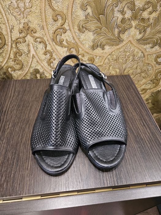 Жіночі босоніжки