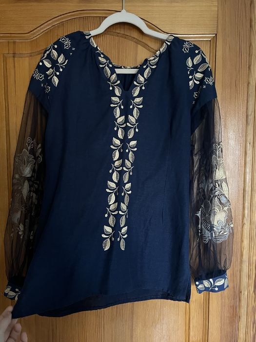 Оригінальна вишита сорочка з дуже красивими рукавами