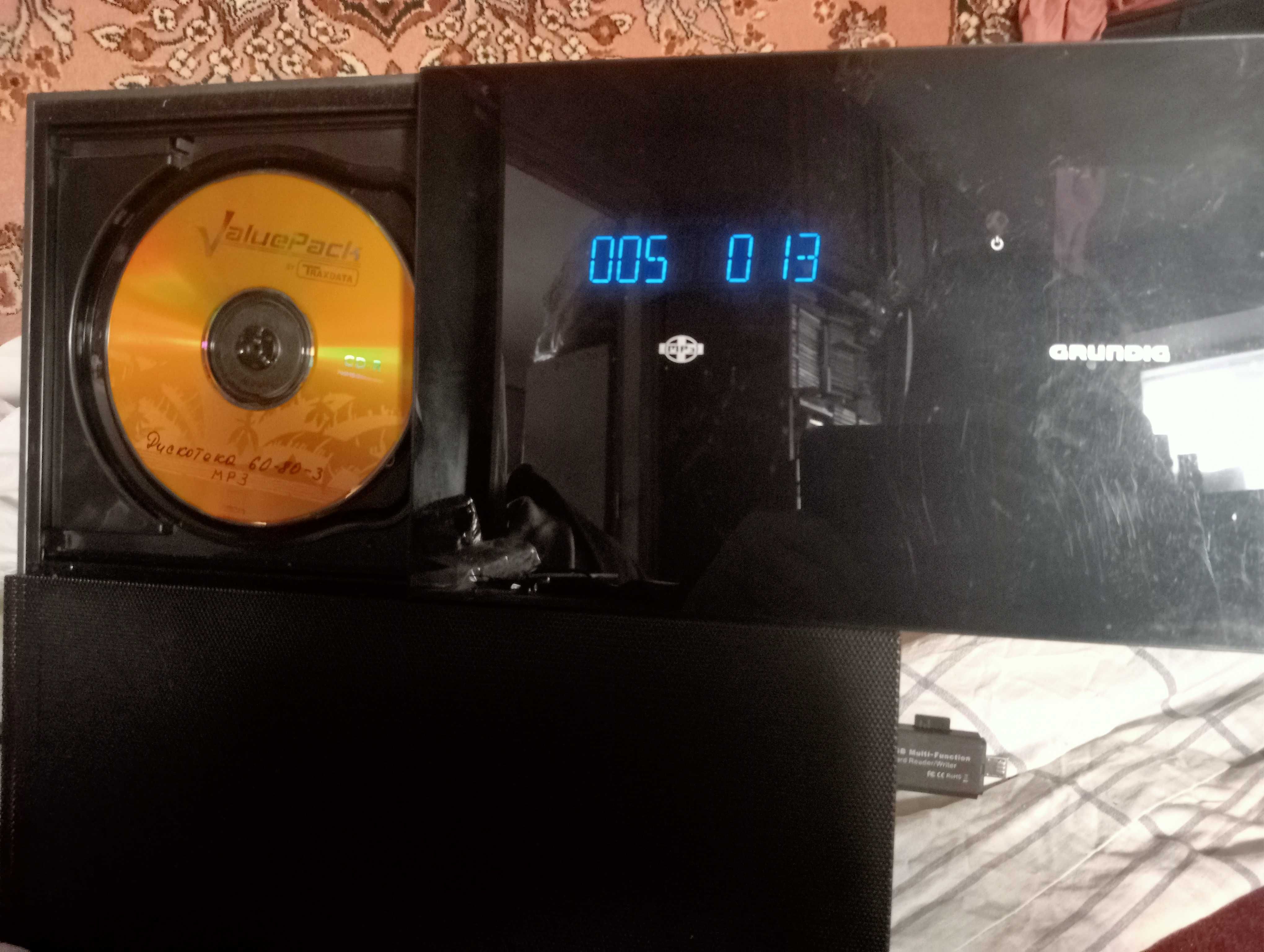 GRUNDIG cds 7000 FM-CD-MP3-флеш плеер с встроенными динамиками и сабом