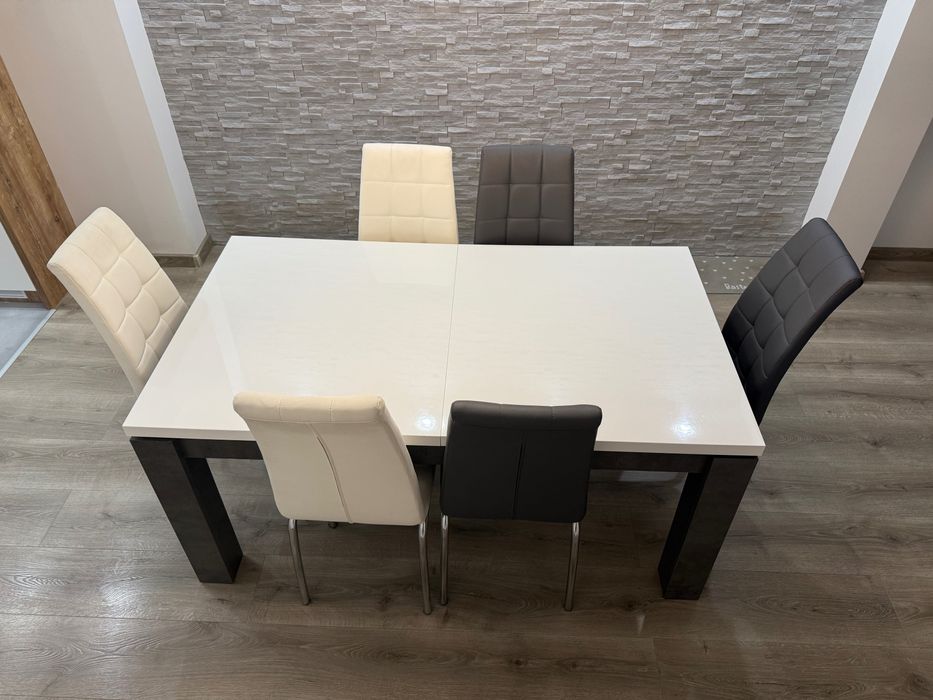 Stół rozkładany do jadalni z krzesłami.