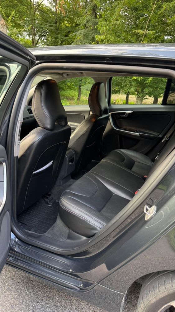 Sprzedam Volvo V60 – 2015 rok, automat, zadbany, garażowany