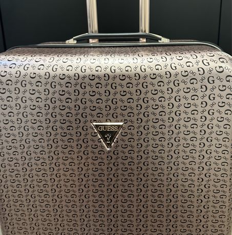 GUESS 30x50x80 duża walizka podróżna na kółkach logowana