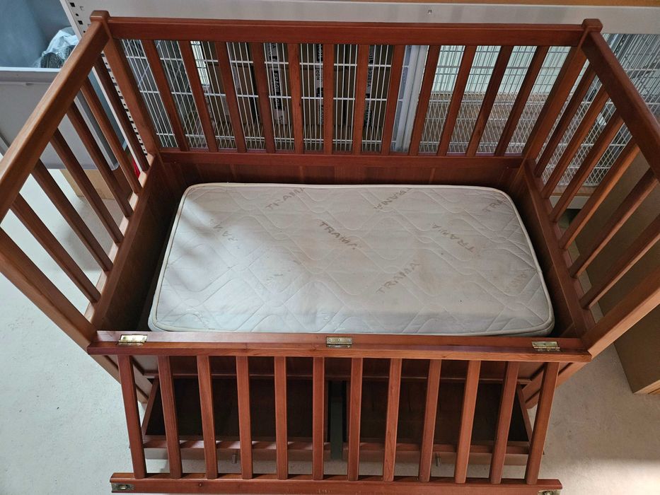 Cama bebé com colchão