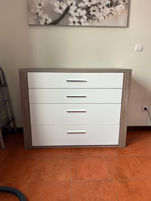 Cómoda , usada mas em bom estado. Boa arrumação.