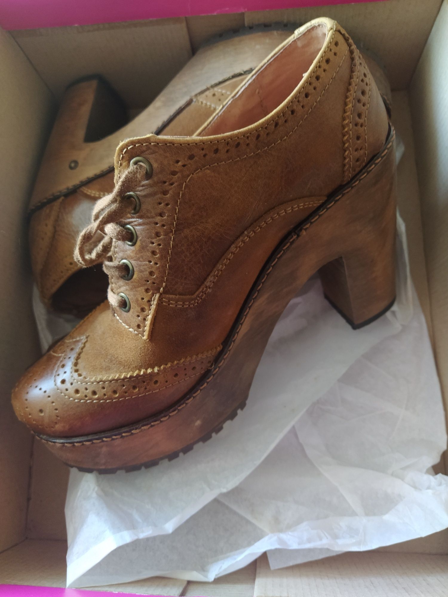 Botins em pele camel