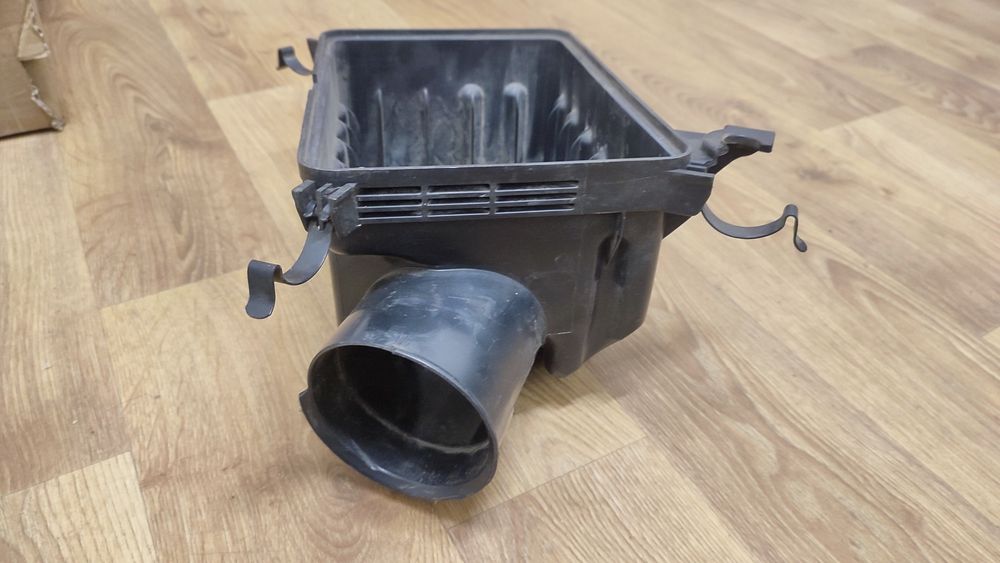 Корпус  повітряного фільтра Hyundai Tucson (низ) 28112-2E000