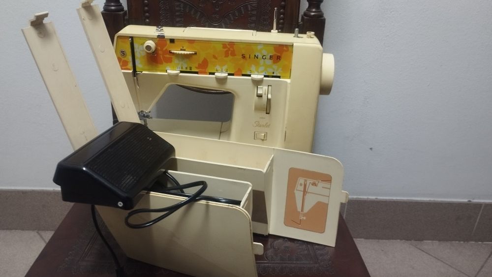 Máquina de costura Singer Starlet portátil.